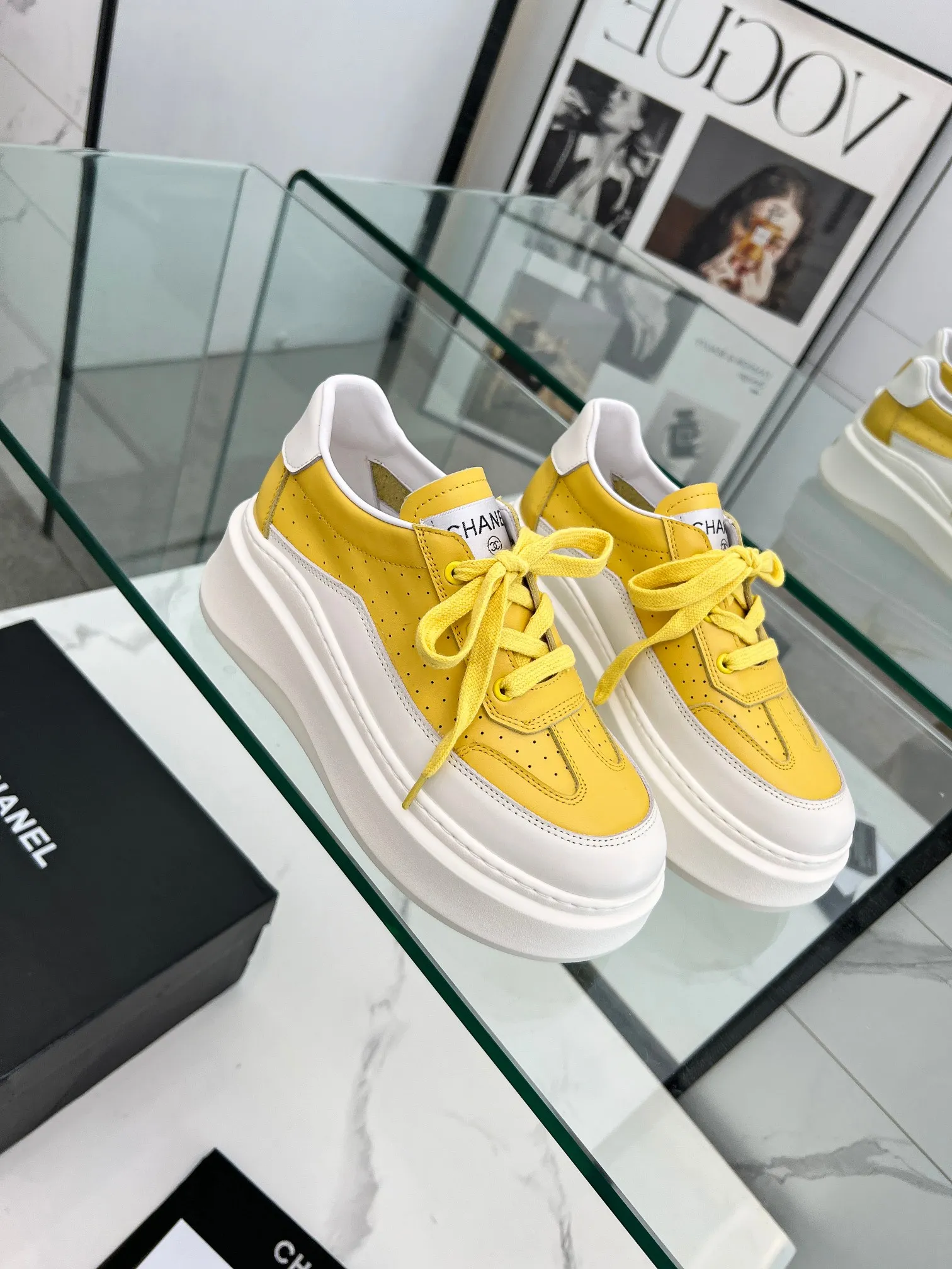 👟👟Ex-factory price 540👟👟 Super popular Chanel Chanel 2024 new casual sports shoes and sneakers. Hard to find at the counter. Super beautiful color. Very versatile. Super comfortable. Full of small fragrance. Classic, durable and versatile. The upper is made of spliced materials, real cowhide, sheepskin lining, original pU+Tpa sole, good resilience. Wear light, white, white and black, white and yellow code number: 35-40